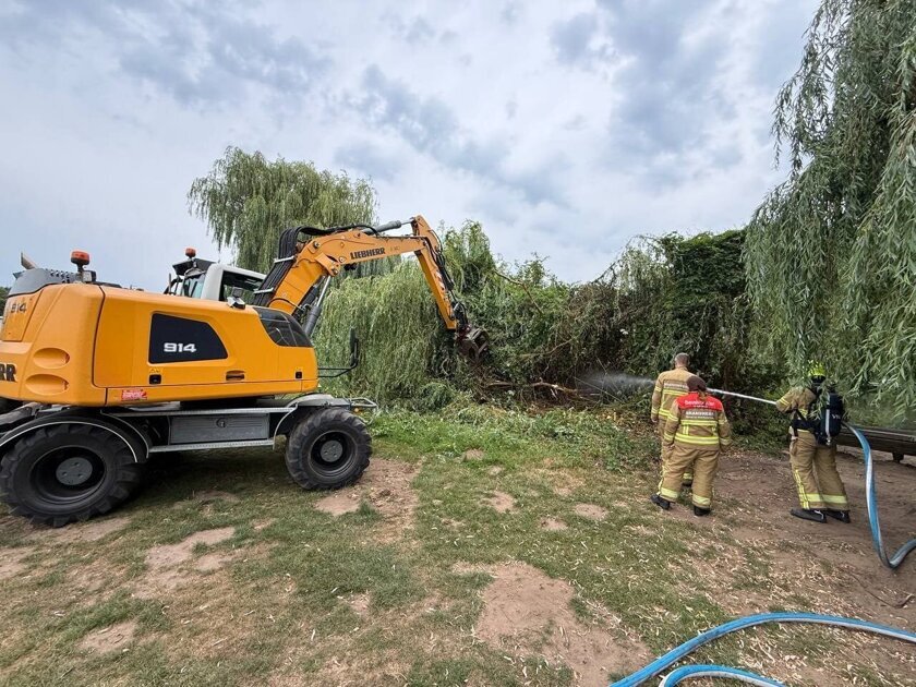 Bosje op De Bleek Doetinchem in brand, brandweer komt er moeilijk bij