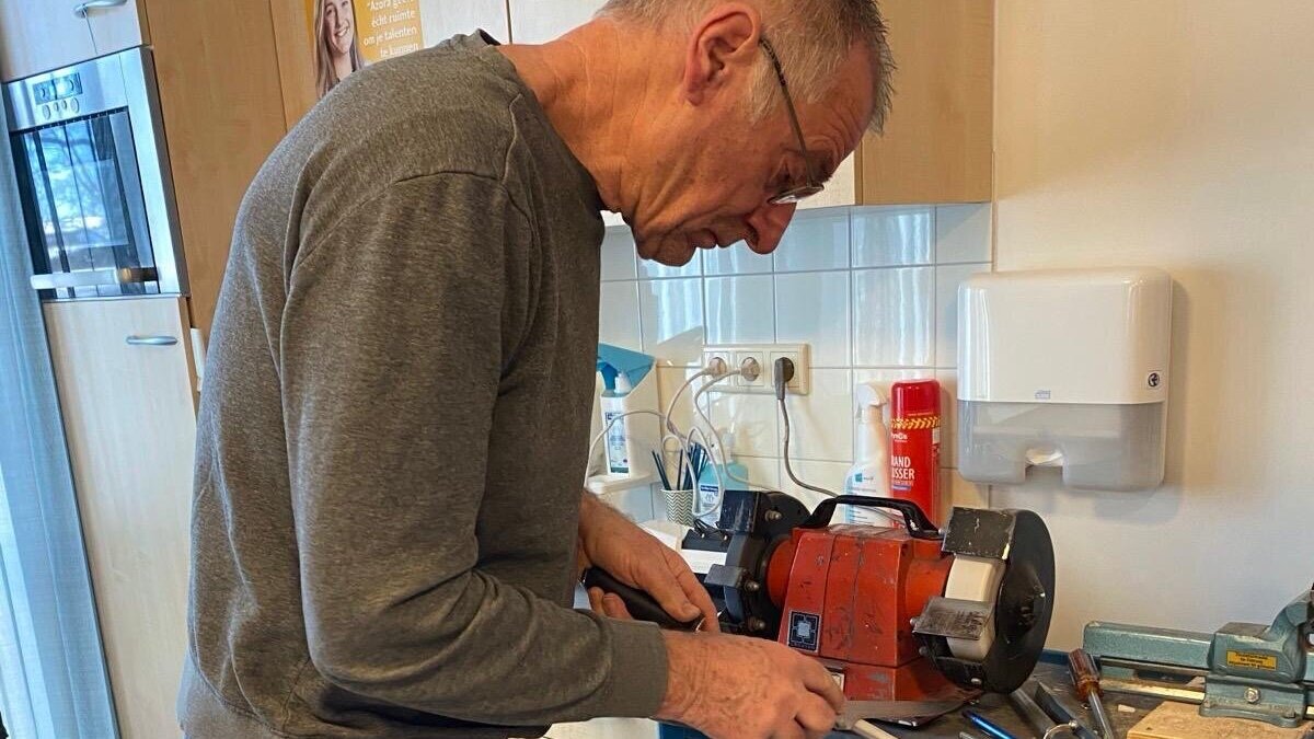 Martin Messing messenslijpen Repair Cafe.jpeg