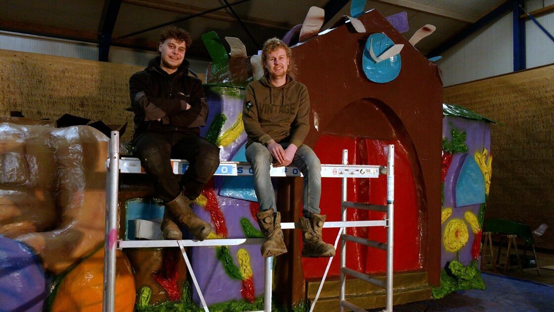 Carnavalsgroep uit Kilder blij met onderdak bij boer in Hummelo: 'Zuinig op zijn'