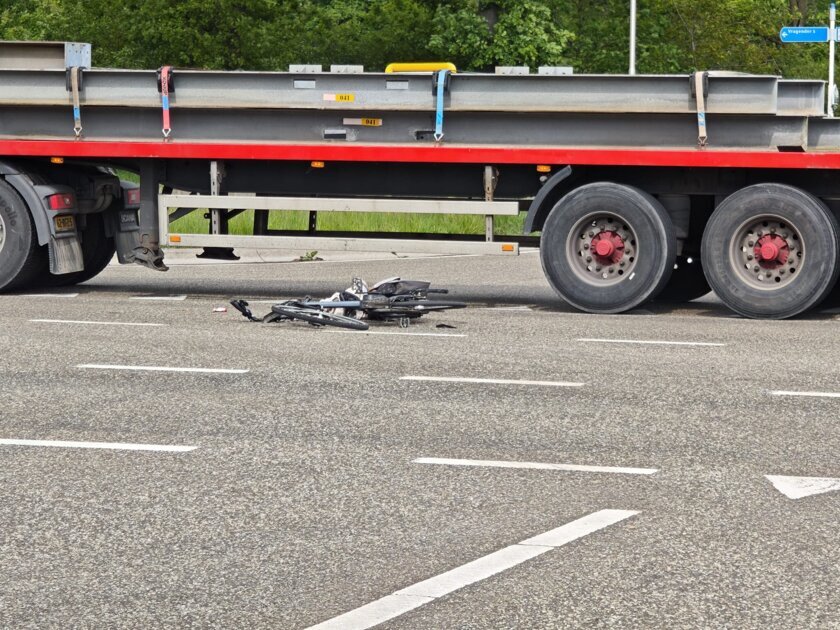 Fietser gewond na botsing met vrachtwagen in Aalten