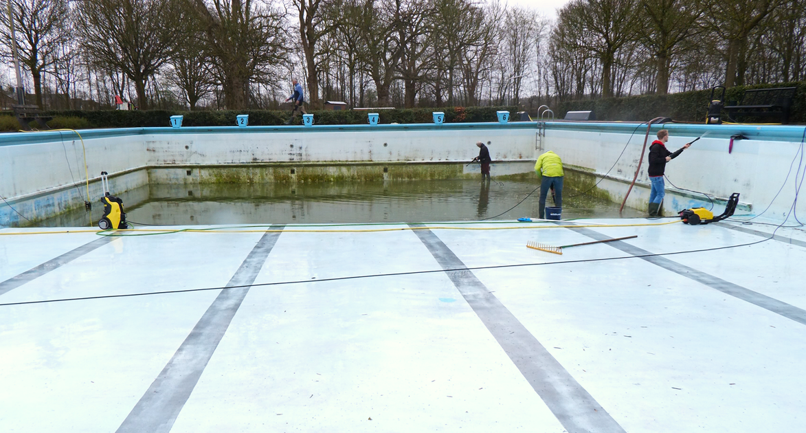 Vrijwilligers trotseren regen om zwembad De Byvoorde in Wehl zomerklaar te maken