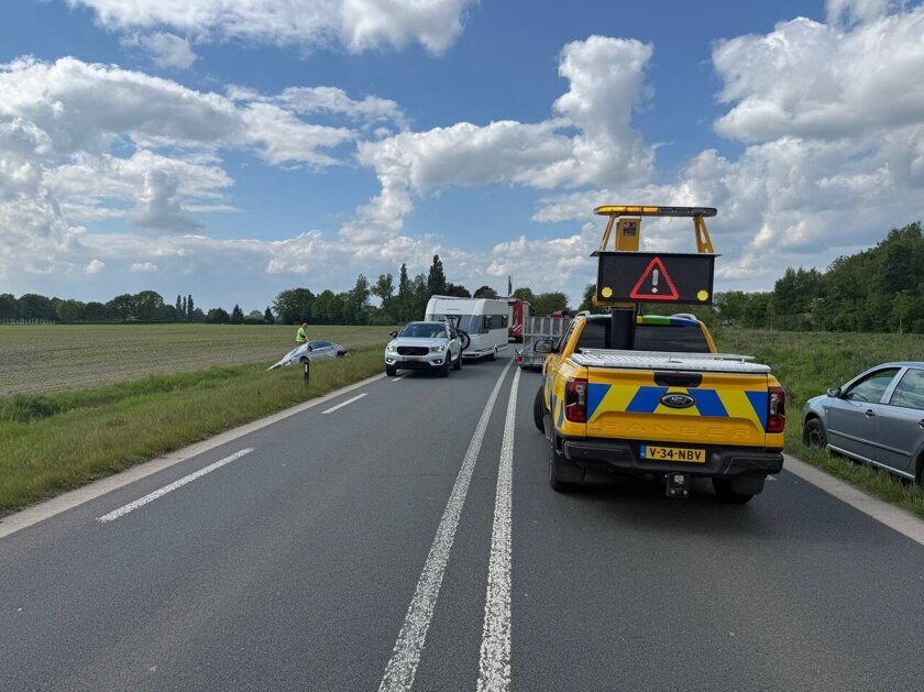 Auto belandt in sloot na botsing op rondweg in Zelhem