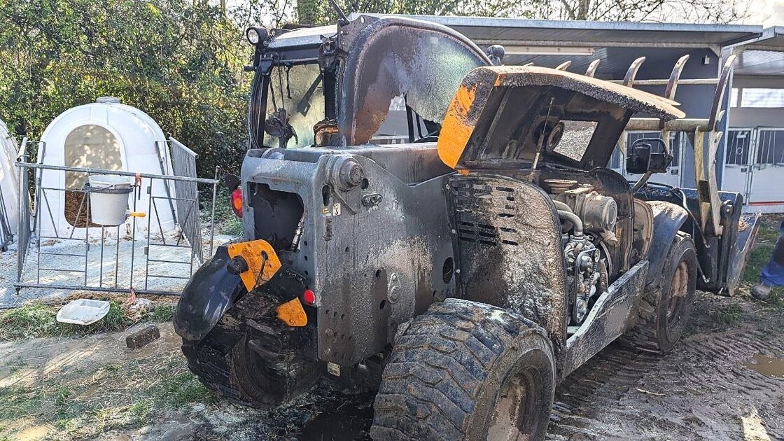 Shovel vliegt in brand bij boerderij in Doetinchem