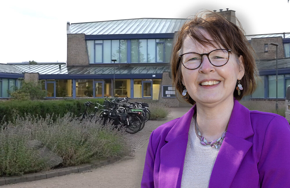 Wethouder Ria Leliveld+Gemeentehuis.jpg