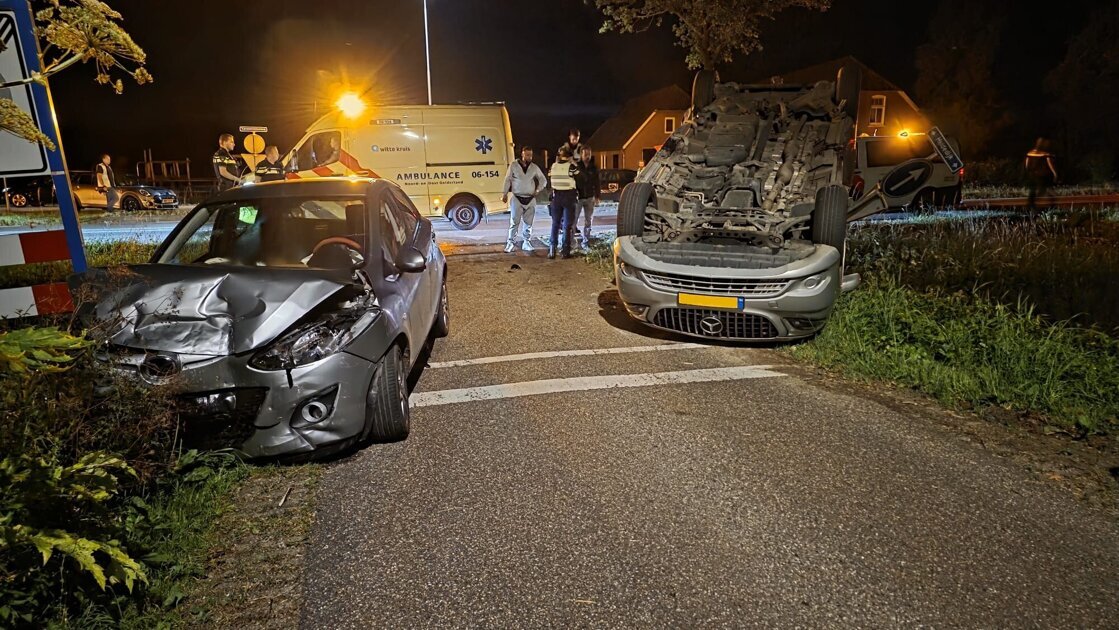 bedrijfsbus op de kop na aanrijding in Terborg