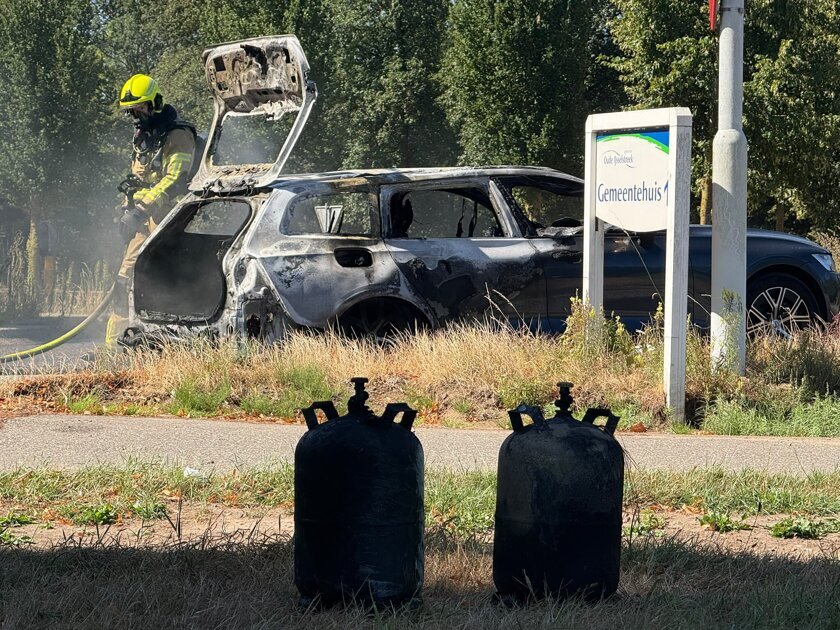 Auto brandt volledig af op rotonde in Gendringen