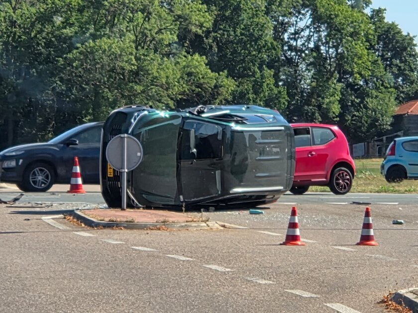 Auto op de kant na aanrijding in Winterswijk