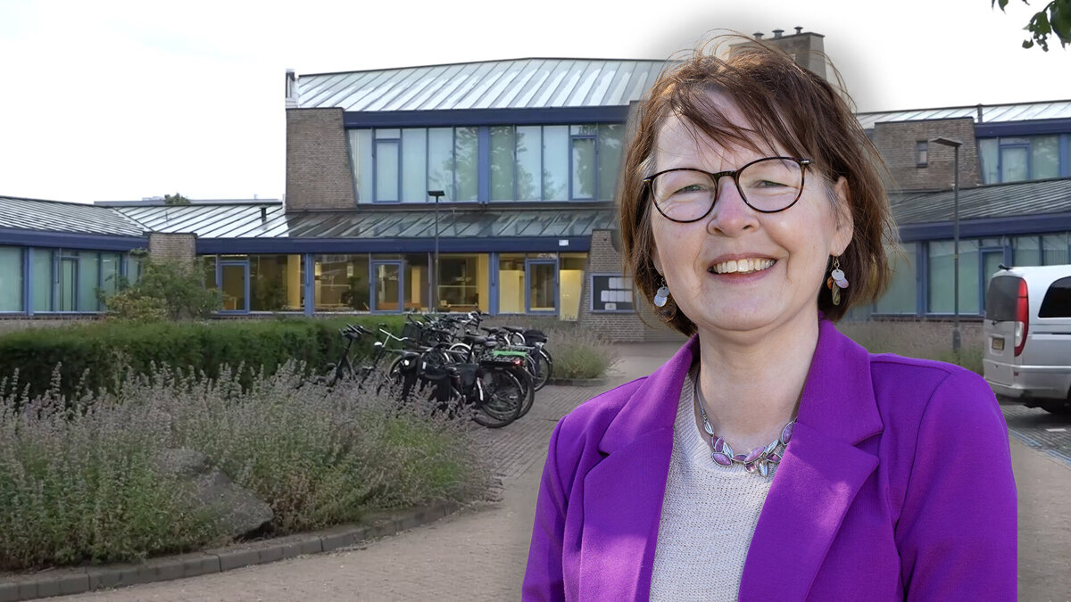Wethouder Ria Leliveld+Gemeentehuis.jpg