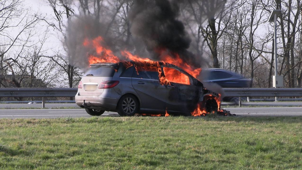 Voertuig verwoest door brand op A18 ter hoogte van Doetinchem, bestuurder ongedeerd