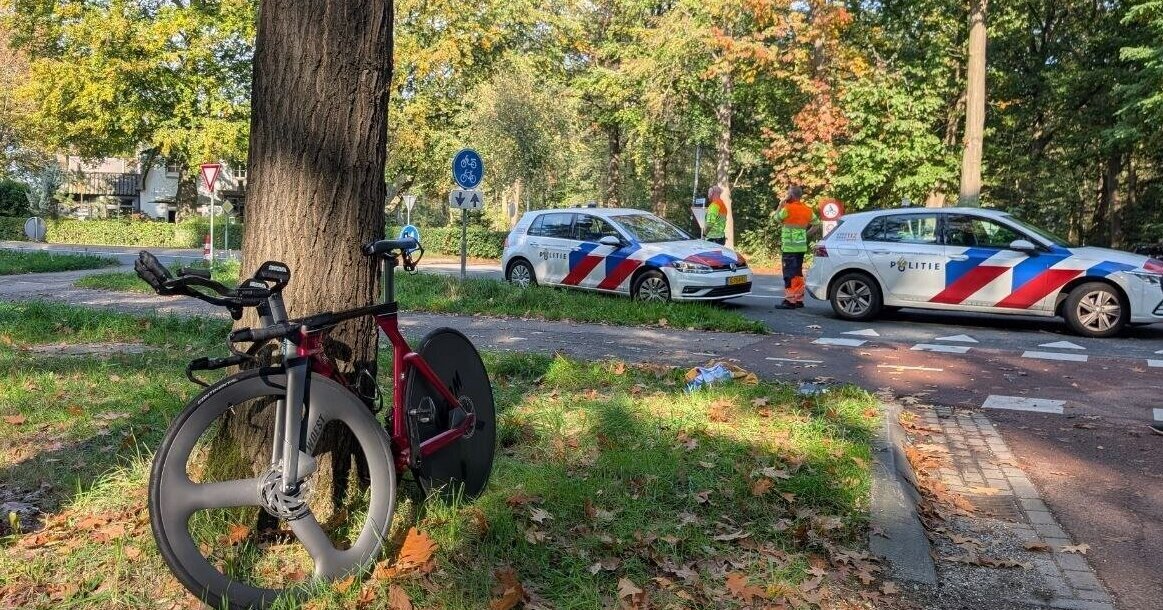 Wielrenner raakt gewond na botsing metgen auto in Zelhem