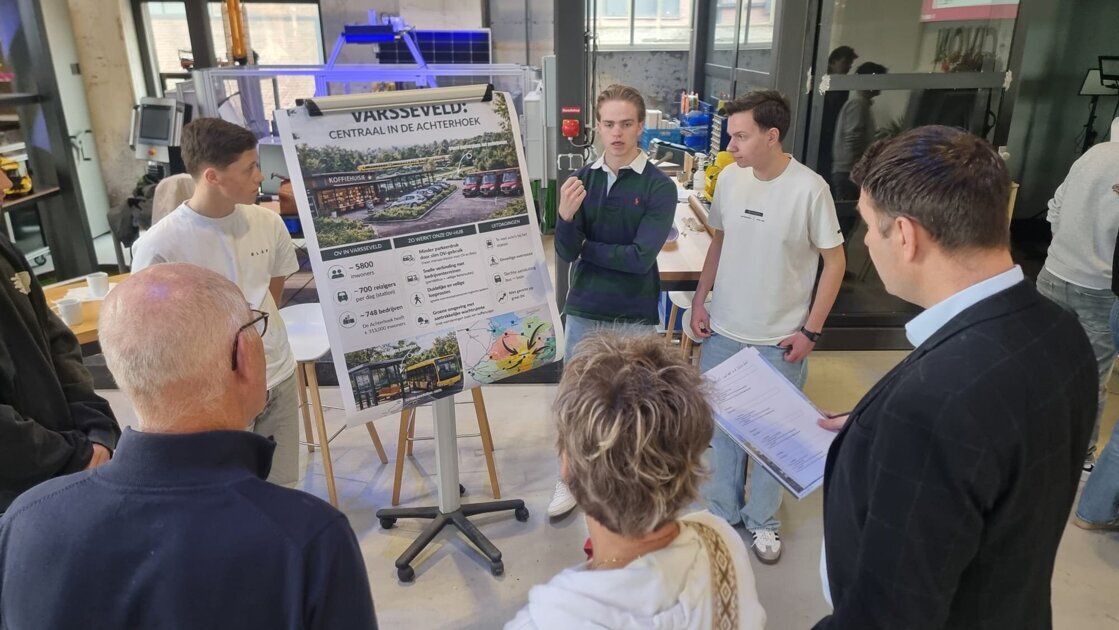 Van zelfrijdende pendelbussen tot AI-universiteit; studenten ontwerpen OV-hub Varsseveld