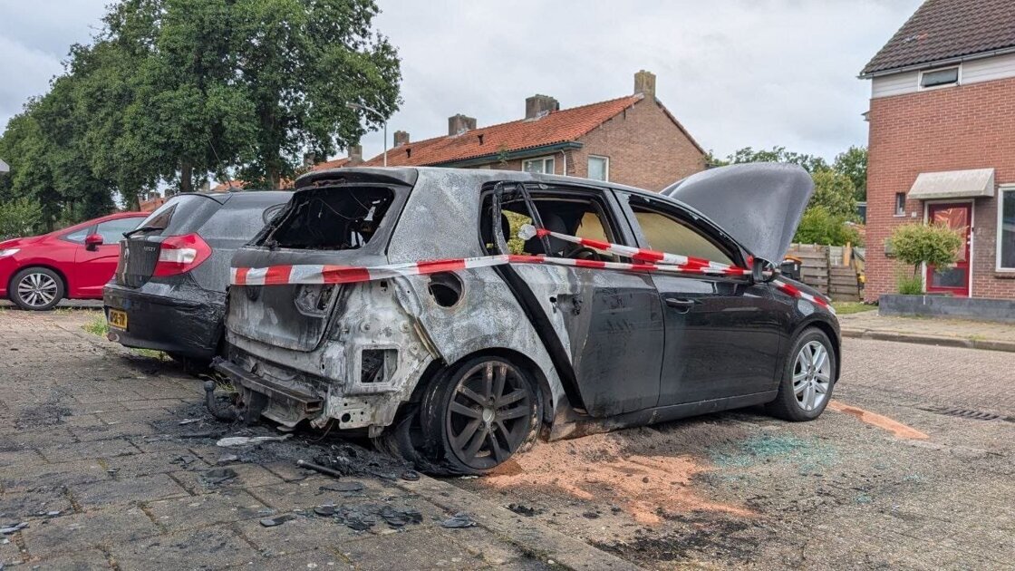 Nachtelijke autobrand in Doetinchem; politie onderzoekt mogelijke brandstichting