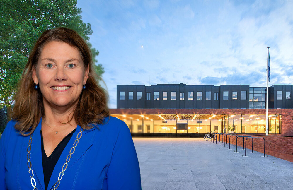 Jose van Egmond + gemeentehuis.jpg