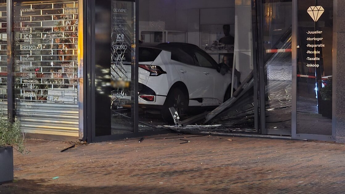 Auto rijdt juwelierszaak in Eibergen binnen, daders op de vlucht