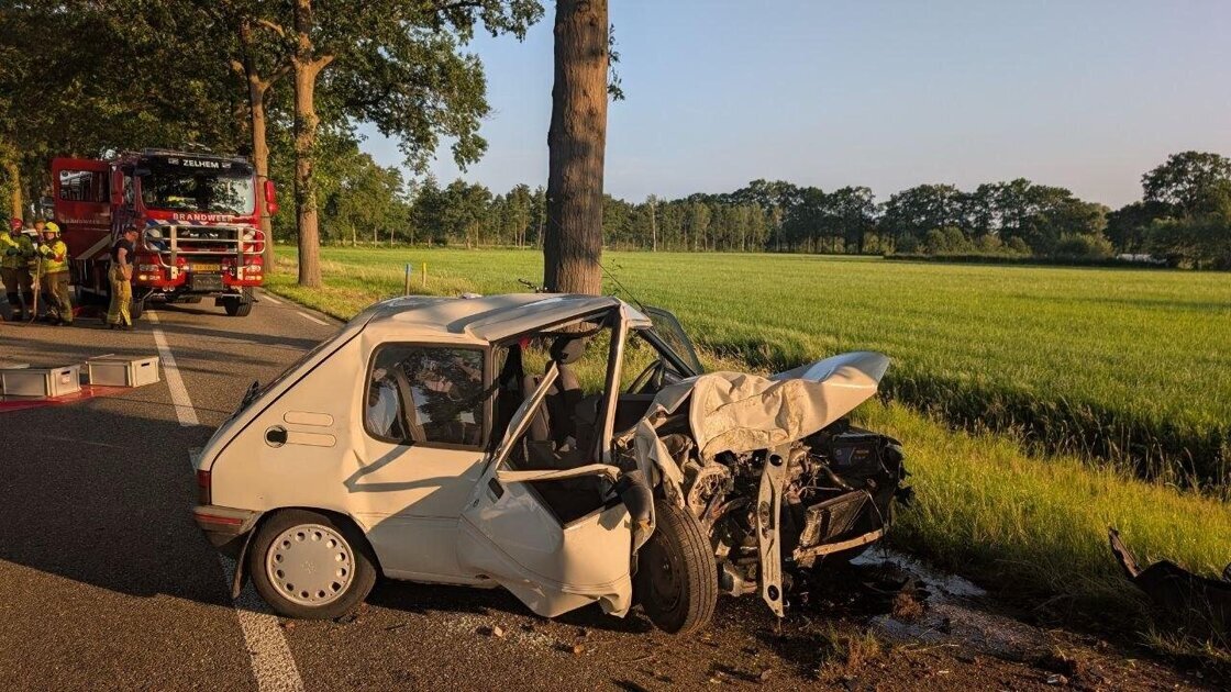 Automobilist zwaargewond na botsing tegen boom in Zelhem