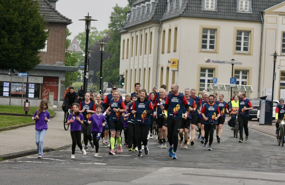 aankomst estafettegroep  met kinderen Emmerich.JPG
