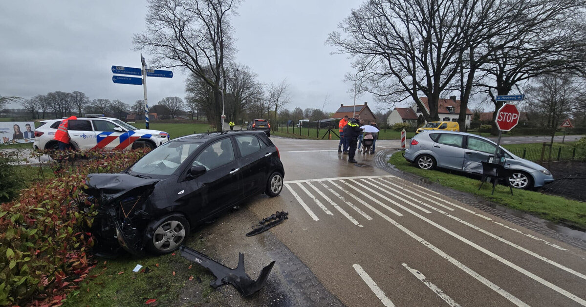 Twee auto’s botsen op kruising in Vragender, voertuigen belanden in tuinen