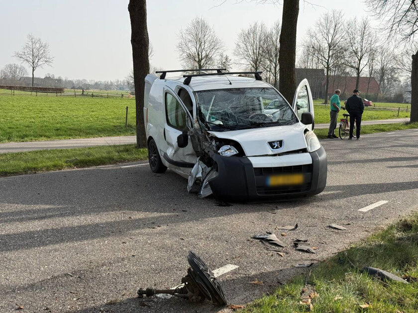 Auto botst tegen boom in Wehl: geen gewonden