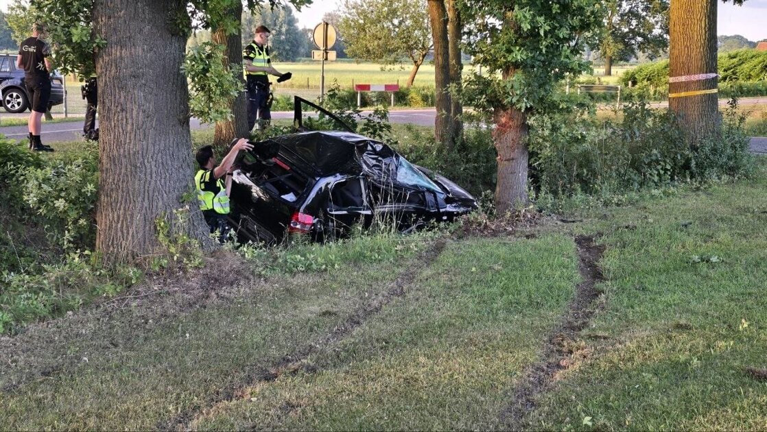 Automobilist belandt in sloot na missen van bocht in Zelhem