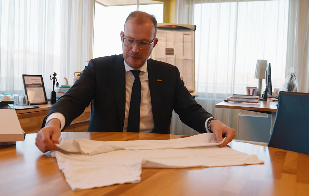 Doetinchem stuurt ‘te klein’ T-shirt naar Tweede Kamer: “S is een maatje te klein”
