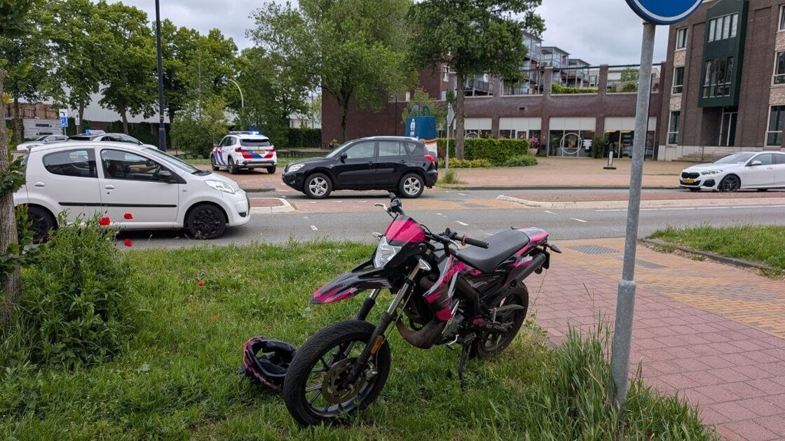 Botsing tussen lesauto en schakelbrommer in Doetinchem