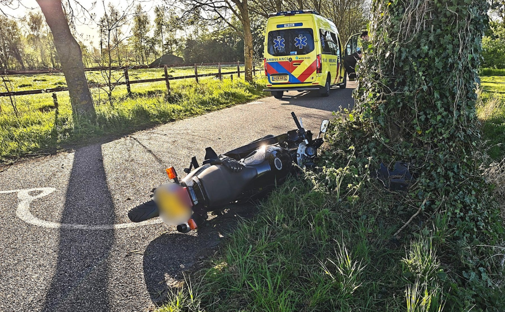 Motorrijder komt met schrik vrij na botsing tegen boom in Zieuwent