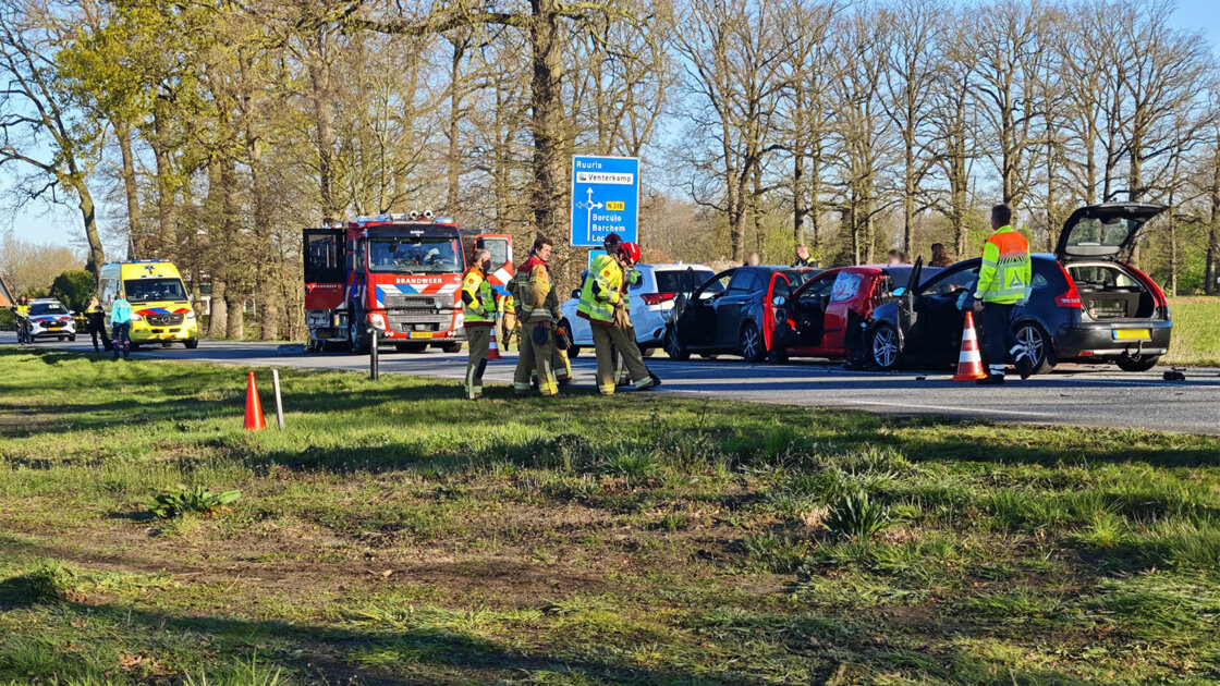 Kettingbotsing met vier voertuigen nabij Groenlo: twee personen gewond