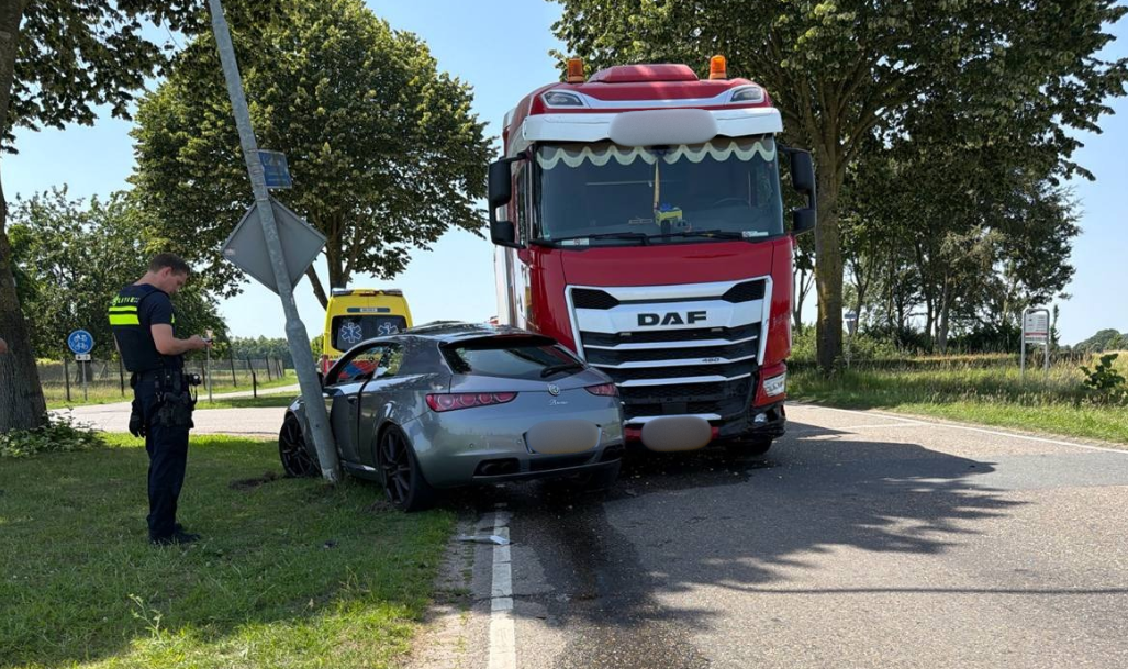 Auto meters meegesleept na botsing met vrachtwagen in Steenderen