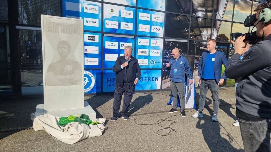 Erelid én borstbeeld: bijzonder eerbetoon voor Guus Hiddink in Doetinchem