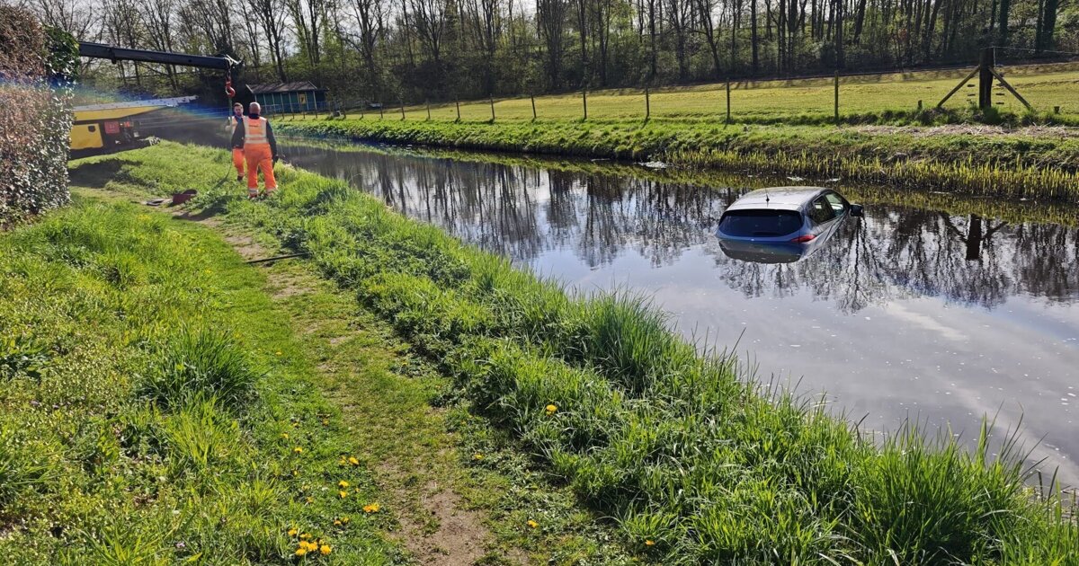 Auto belandt in Aaltense Keizersbeek: geen gewonden