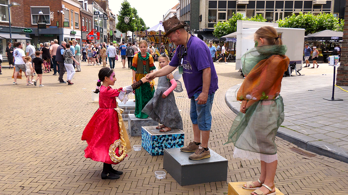 Extreme hitte zet streep door Kids Living Statues: ‘Willen we kinderen niet aandoen’