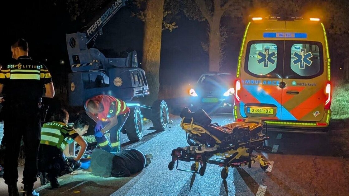 Scooterrijdster gewond na botsing tegen stilstaande hoogwerker bij Etten