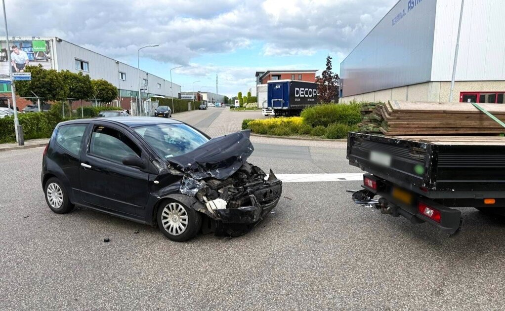 Personenauto zwaar beschadigd bij botsing met busje in ’s-Heerenberg