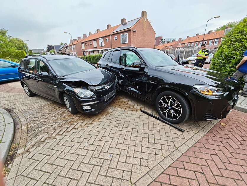 Twee auto's flink beschadigd na aanrijding door voorrangsfout in Wehl
