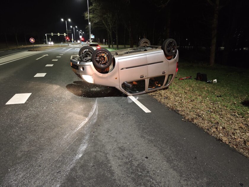 Auto belandt op dak na eenzijdig ongeval N18 Varsseveld